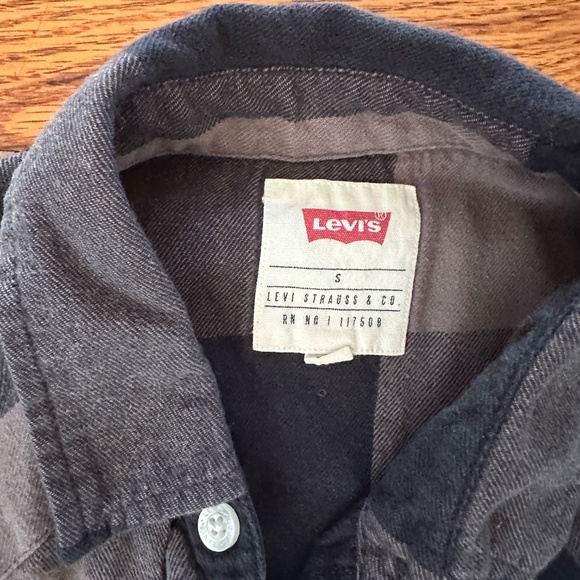 Lot of two Levi's Women's Pearl Snap Western Flannel Shirts, Small - Picture 6 of 7